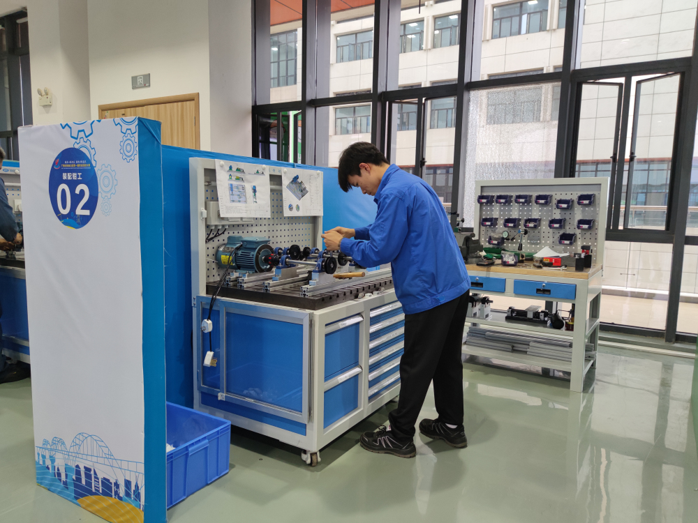 韦永安(装配钳工)比赛现场 (2)_编辑.jpg